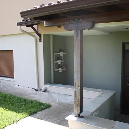 στην * Kasztoriá